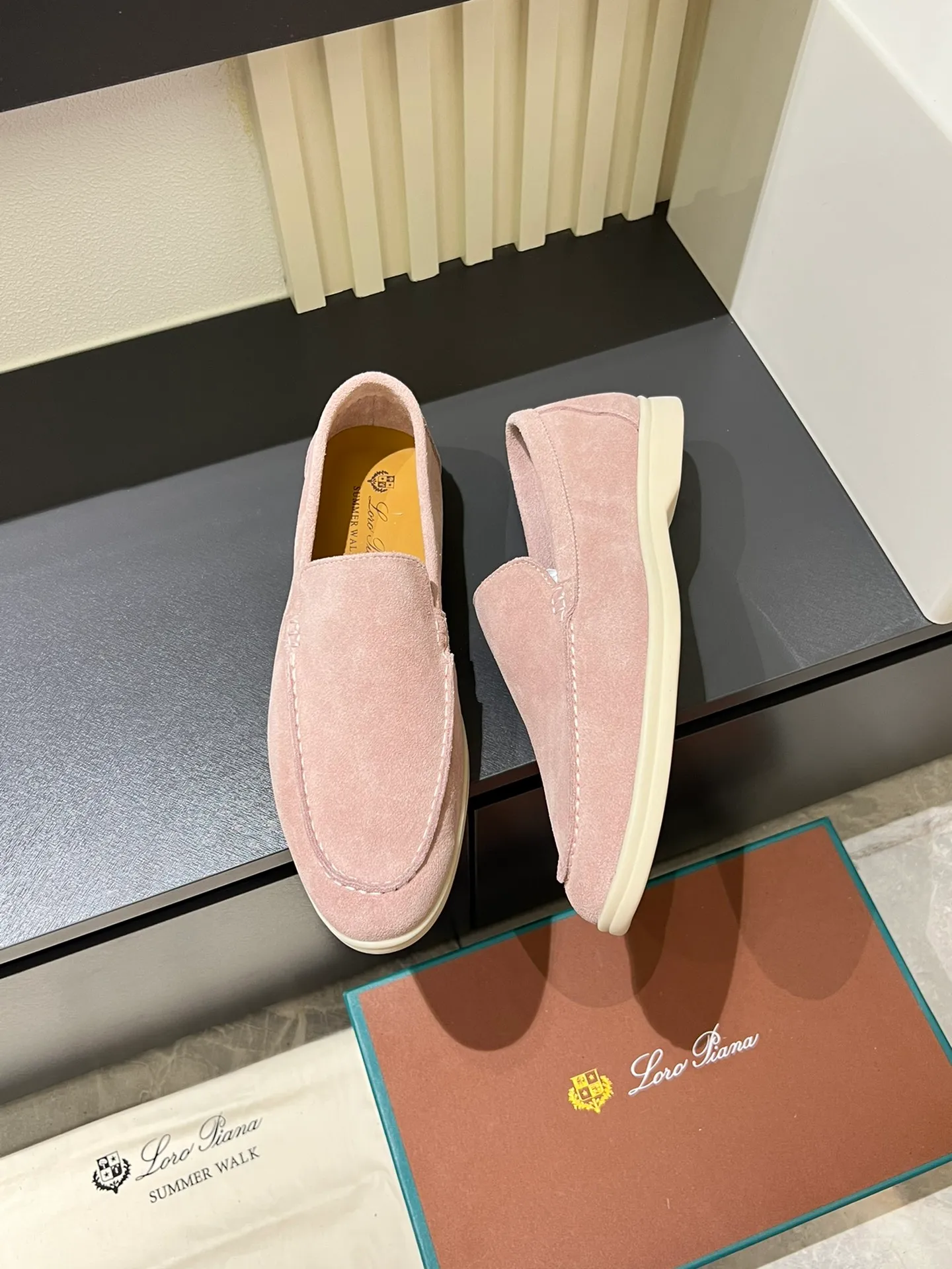Men's shoes 💰p360 "Loro men's shoes 💰pian'*" Classic L men's shoes for couples 💰p Top version British flat loafers, a must-have item in old money style, the minimalist design is eye-catching and durable, a plus point for dressing The soft foot feel and texture are outstanding. They don’t scratch your feet and are very nice. They are matched with soft and waxy soles. They can be worn daily for a long time without getting tired. They are easy to wear, versatile and classic items, with perfect foot feel and texture! Imported cashmere fabric, the lining is made of imported A-grade water-dyed cow lining, the top version of the genuine leather midsole is sewn with pure handmade mark thread! Size: Female 35-40 (34. Customized) Male 38-44 (45.46. Customized)